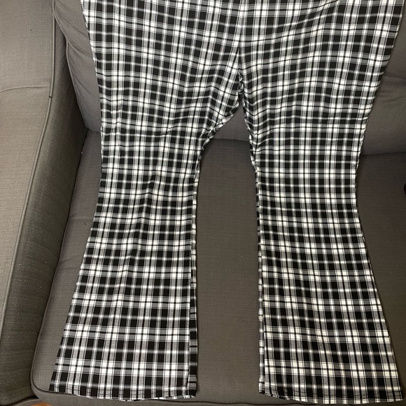 COLLUSION Plus bengaline flare pants in black and
white check - Picture 5 of 6